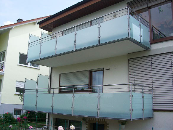 Edelstahl Geländer mit Sichtschutzplatten aus satiniertem Glas
