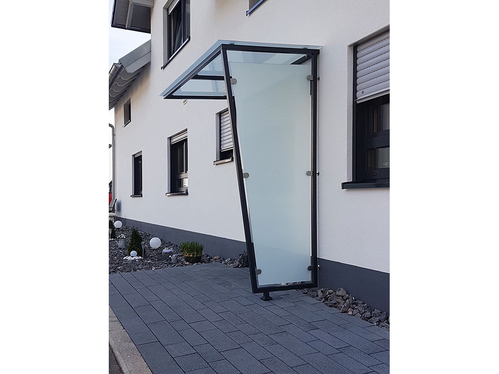 Schutzwand für Eingangsbereich in Münsingen bauen lassen